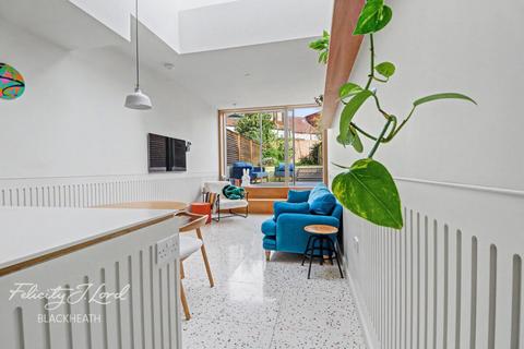 3 bedroom townhouse to rent, Borland Road, London