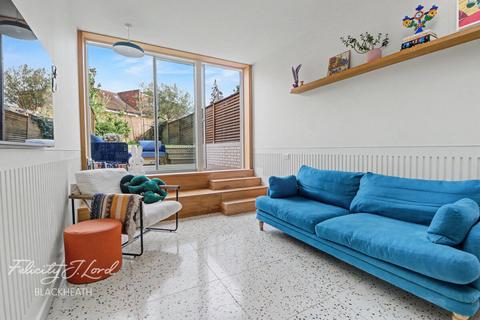 3 bedroom townhouse to rent, Borland Road, London