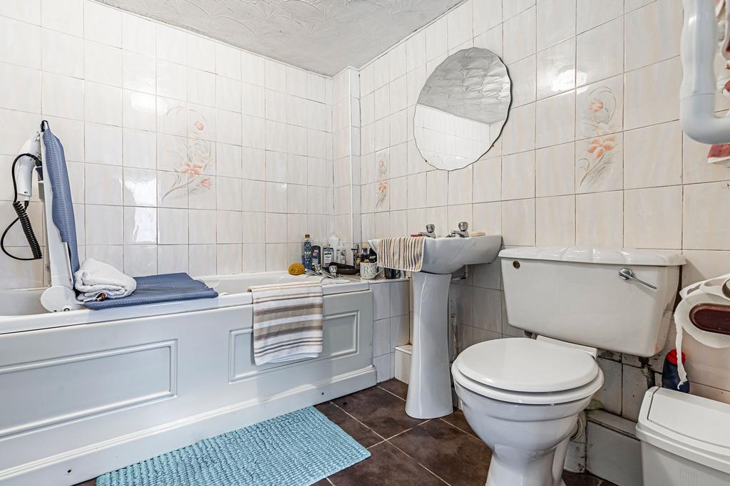 Bathroom (Ground Floor)