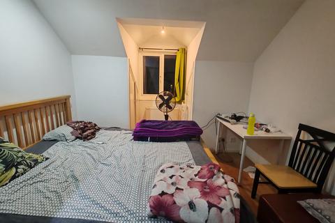 undefined, Larch Close, London E13