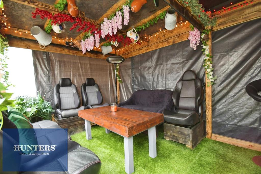 REAR GARDEN BAR 01.jpg