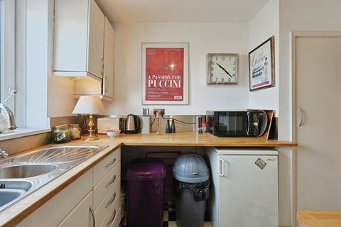 1 bedroom flat for sale, Lavender Hill, London, SW11