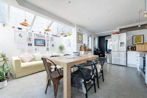 4 bedroom property to rent, Wakeman Road, London NW10
