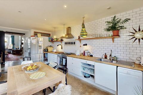 4 bedroom property to rent, Wakeman Road, London NW10