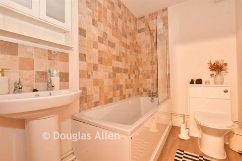 2 bedroom apartment for sale, Victoria Court, Stanford-Le-Hope SS17