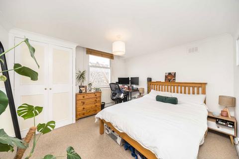 3 bedroom flat to rent, Tremadoc Road, London SW4