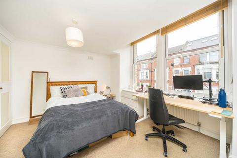 3 bedroom flat to rent, Tremadoc Road, London SW4