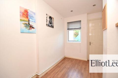 2 bedroom maisonette to rent, Heath Road, Harrow HA1