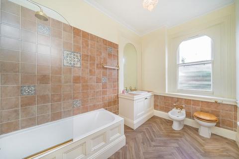 2 bedroom flat for sale, Upper Sunbury Road, Hampton TW12