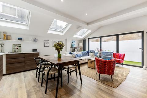 2 bedroom flat for sale, Fulham Palace Road, London