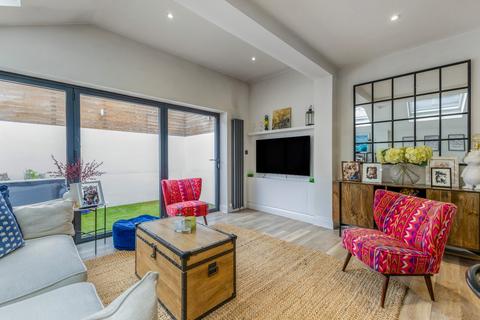 2 bedroom flat for sale, Fulham Palace Road, London