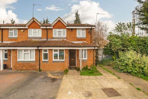 4 bedroom semi-detached house to rent, Chiltern Court, Uxbridge UB8