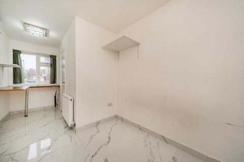 4 bedroom semi-detached house to rent, Chiltern Court, Uxbridge UB8