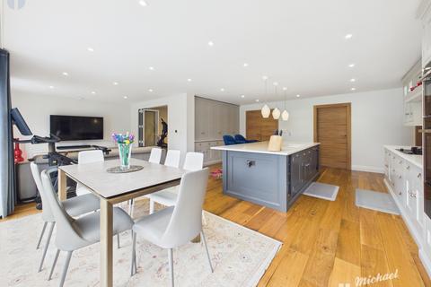 5 bedroom detached house for sale, Elizabeth Close, Aylesbury