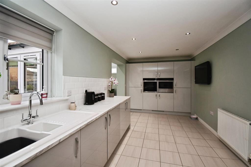Kitchen / dining room