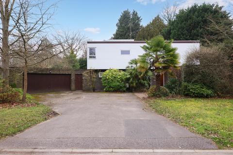 5 bedroom detached house to rent, Onslow Road, Hersham, Walton-on-Thames, Surrey KT12