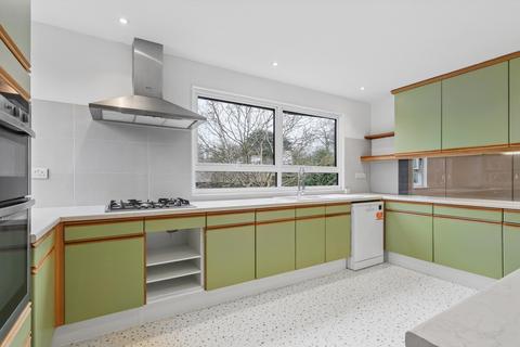 5 bedroom detached house to rent, Onslow Road, Hersham, Walton-on-Thames, Surrey KT12