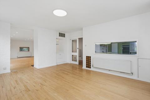 5 bedroom detached house to rent, Onslow Road, Hersham, Walton-on-Thames, Surrey KT12