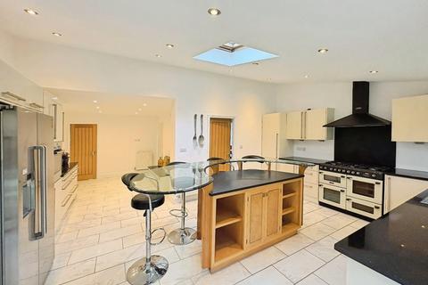 4 bedroom detached house to rent, Severn Close, Altrincham, Greater Manchester, WA14