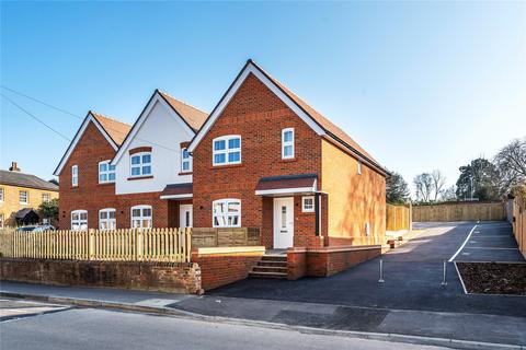 3 bedroom end of terrace house for sale, Connaught Road, Woking GU24
