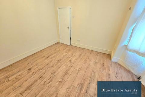 4 bedroom terraced house to rent, Standard Road, Hounslow, TW4
