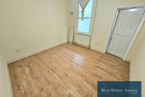 4 bedroom terraced house to rent, Standard Road, Hounslow, TW4