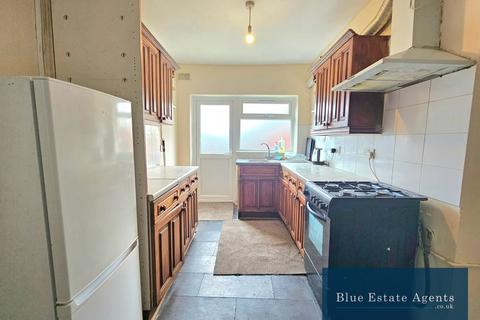4 bedroom terraced house to rent, Standard Road, Hounslow, TW4