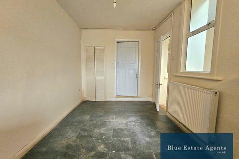 4 bedroom terraced house to rent, Standard Road, Hounslow, TW4