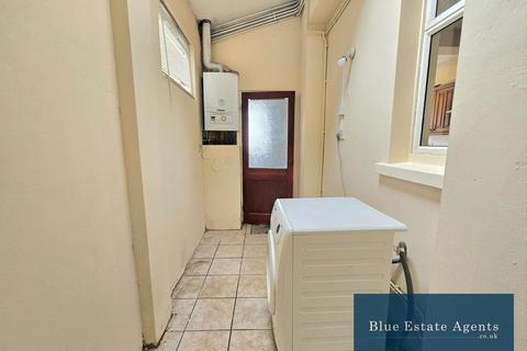 4 bedroom terraced house to rent, Standard Road, Hounslow, TW4