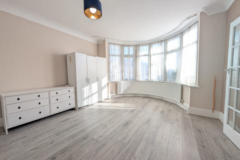 Studio to rent, St Margarets Road HA8