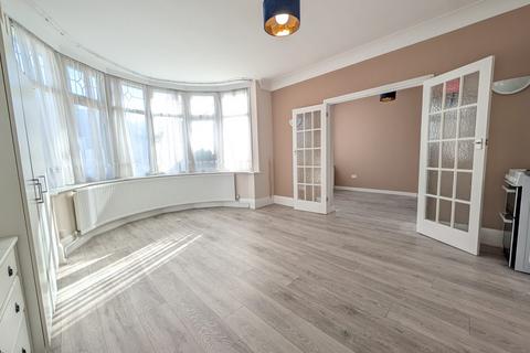Studio to rent, St Margarets Road HA8
