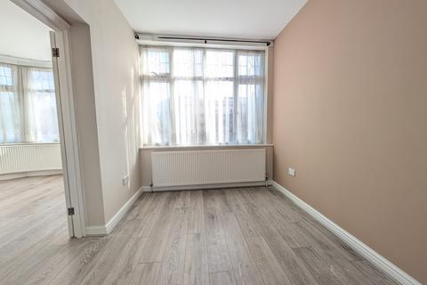 Studio to rent, St Margarets Road HA8