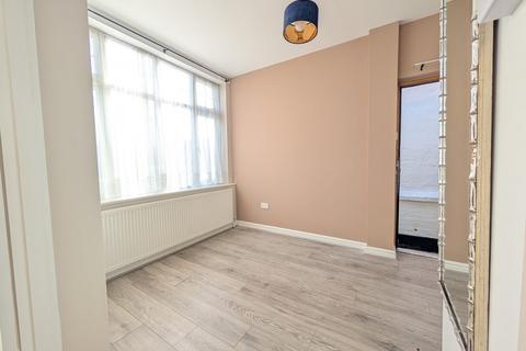 Studio to rent, St Margarets Road HA8