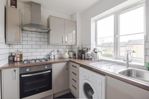 2 bedroom flat to rent, St. Gerards Close, SW4