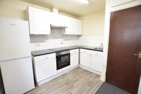 3 bedroom flat to rent, Manor Road, Bournemouth,
