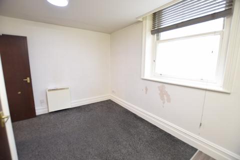 3 bedroom flat to rent, Manor Road, Bournemouth,