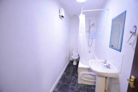 3 bedroom flat to rent, Manor Road, Bournemouth,