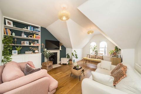 2 bedroom flat for sale, Streathbourne Road, London SW17
