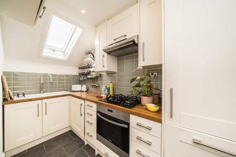 2 bedroom flat for sale, Streathbourne Road, London SW17