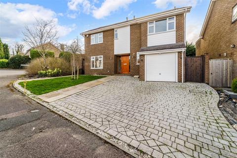 4 bedroom detached house to rent, Montrouge Crescent, Epsom