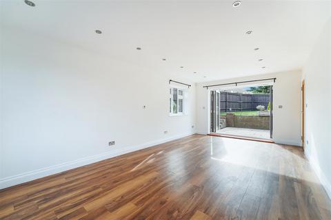 4 bedroom detached house to rent, Montrouge Crescent, Epsom