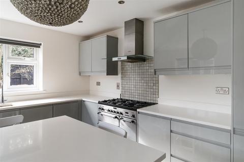 4 bedroom detached house to rent, Montrouge Crescent, Epsom