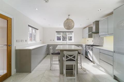 4 bedroom detached house to rent, Montrouge Crescent, Epsom