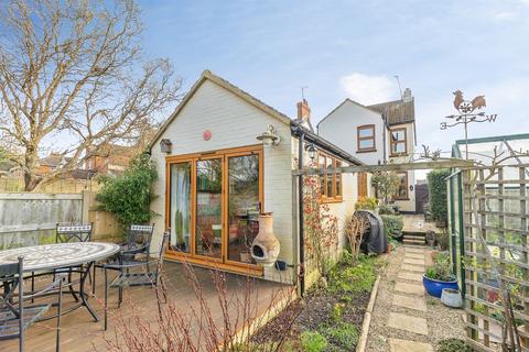 3 bedroom detached house for sale, Tavistock Street, Bletchley, Milton Keynes