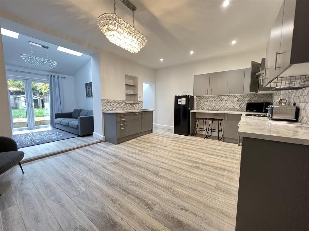 Kitchen 1.JPG