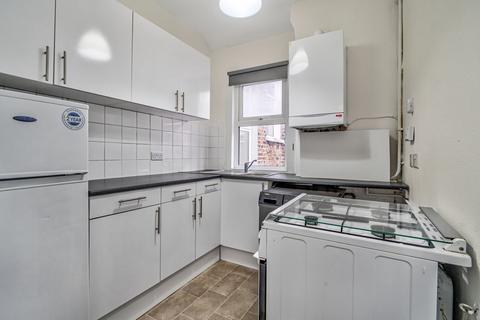 2 bedroom flat to rent, Theatre Street, London, SW11