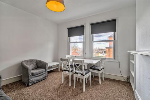 2 bedroom flat to rent, Theatre Street, London, SW11