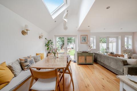 3 bedroom detached house to rent, Thistlecroft Road, Hersham, Walton-on-Thames, KT12