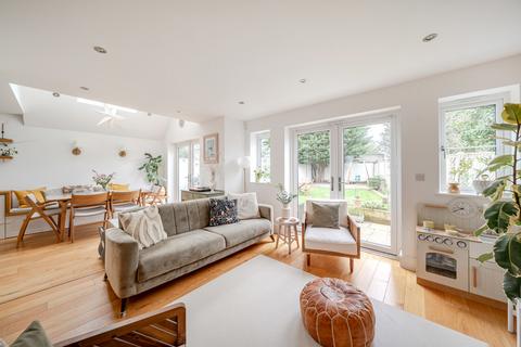 3 bedroom detached house to rent, Thistlecroft Road, Hersham, Walton-on-Thames, KT12