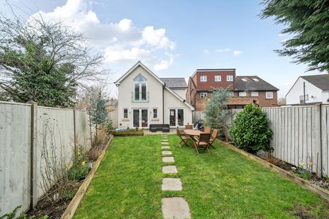 3 bedroom detached house to rent, Thistlecroft Road, Hersham, Walton-on-Thames, KT12